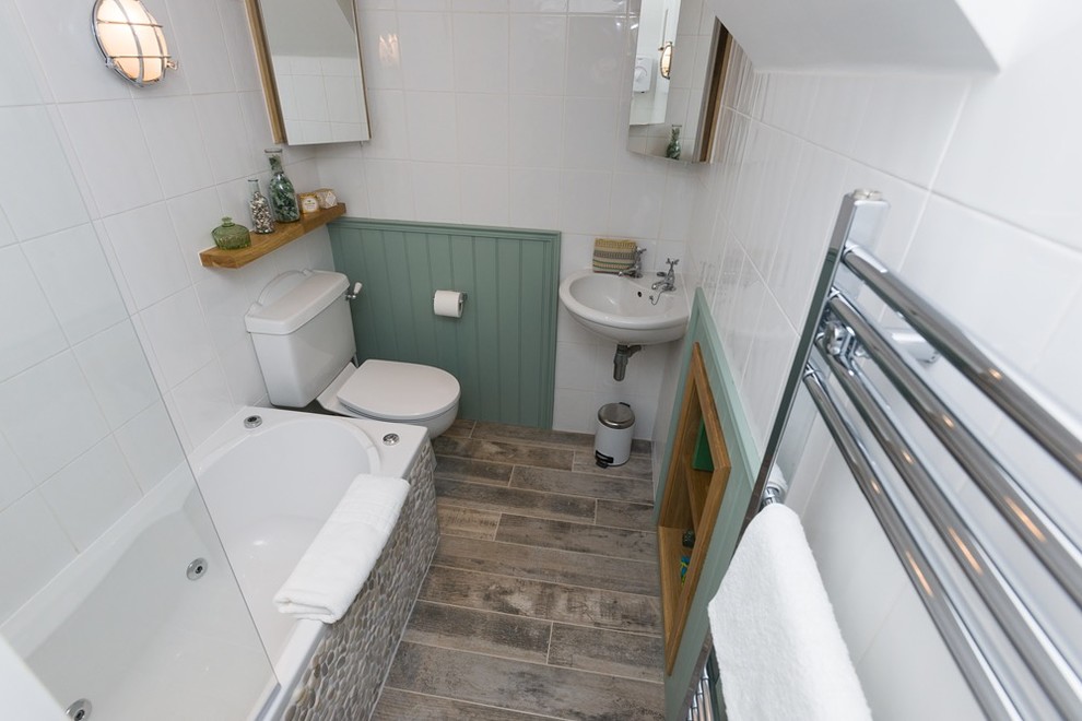 Ejemplo de cuarto de baño principal marinero pequeño con baldosas y/o azulejos de cerámica