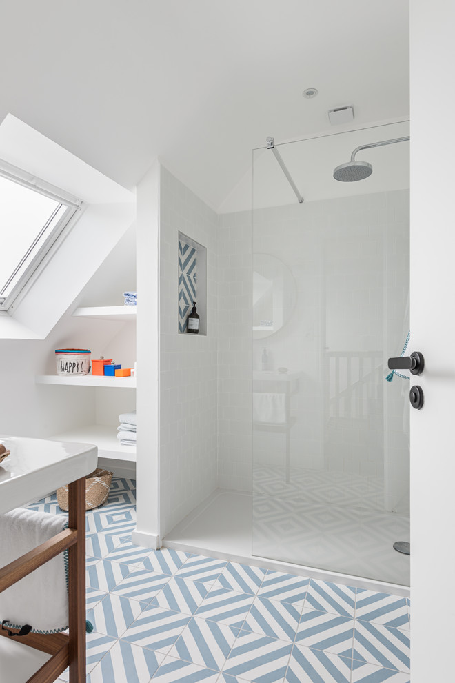 Идея дизайна: ванная комната среднего размера в морском стиле с открытым душем, белыми стенами, полом из керамической плитки, душевой кабиной, синим полом и открытым душем