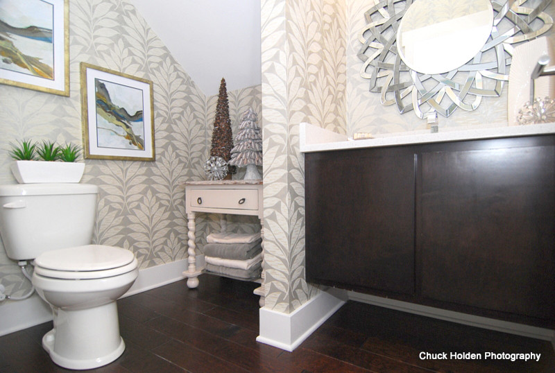 Modelo de cuarto de baño tradicional renovado con sanitario de dos piezas, paredes multicolor, suelo de madera oscura y aseo y ducha