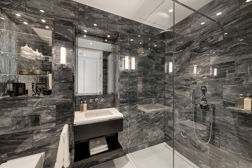 На фото: главная ванная комната в современном стиле с плоскими фасадами, темными деревянными фасадами, ванной в нише, душем без бортиков, черной плиткой, черными стенами и врезной раковиной с