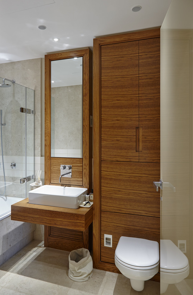 Imagen de cuarto de baño actual de tamaño medio con armarios con paneles con relieve