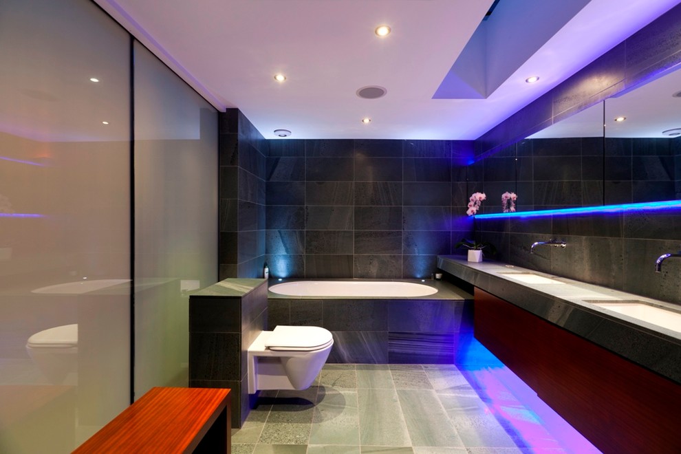 ロンドンにあるモダンスタイルのおしゃれな浴室の写真