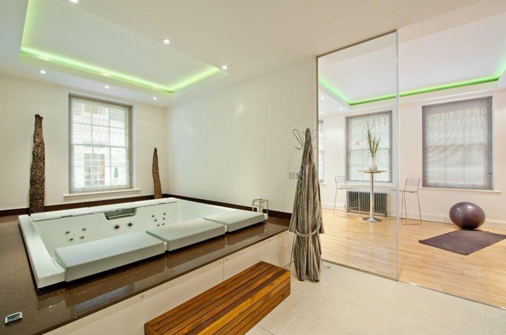 Inspiration för ett mellanstort funkis badrum, med ett japanskt badkar, vita väggar och grått golv