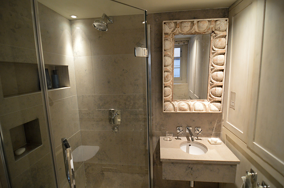 Cette photo montre une salle d'eau tendance avec un carrelage gris, un carrelage de pierre, un sol en calcaire et un plan de toilette en calcaire.