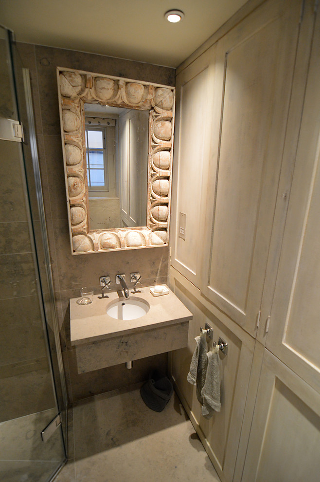 Foto di una stanza da bagno con doccia minimal con doccia ad angolo, piastrelle grigie, piastrelle in pietra, pavimento in pietra calcarea, lavabo sospeso e top in pietra calcarea