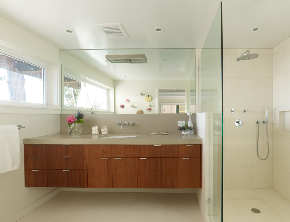 Foto de cuarto de baño retro con ducha empotrada y paredes beige