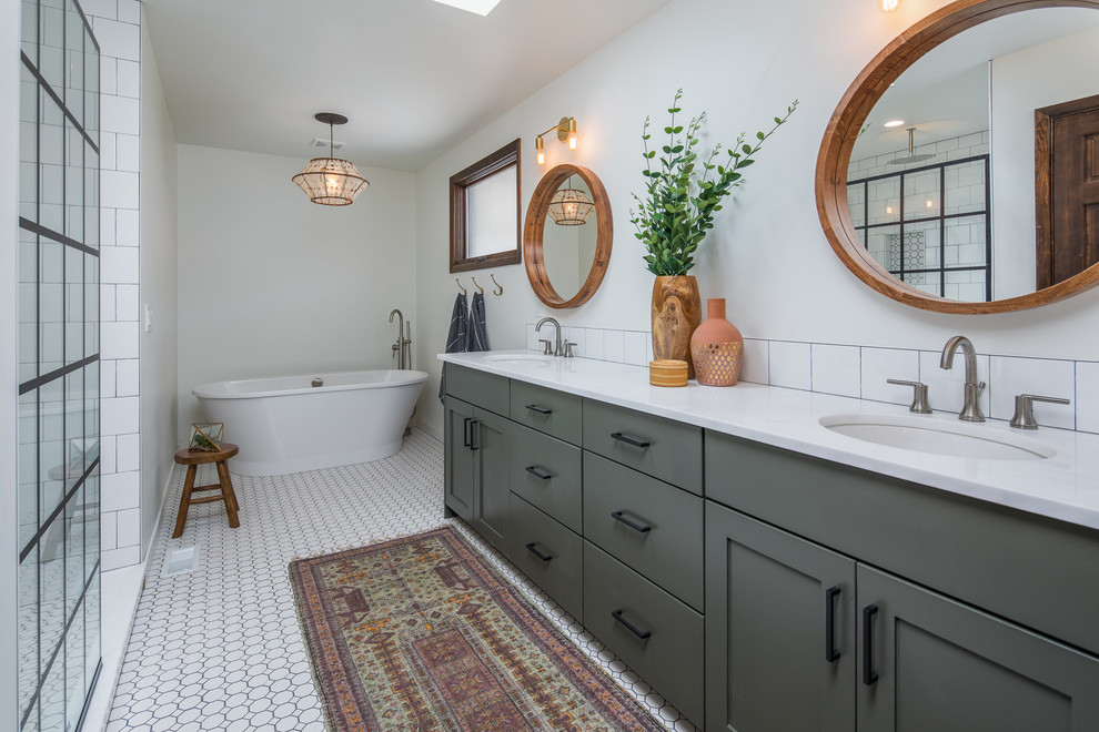 Пример оригинального дизайна: ванная комната в стиле кантри с фасадами в стиле шейкер, серыми фасадами, отдельно стоящей ванной, белой плиткой, белыми стенами, полом из мозаичной плитки, врезной раковиной, белым полом и белой столешницей