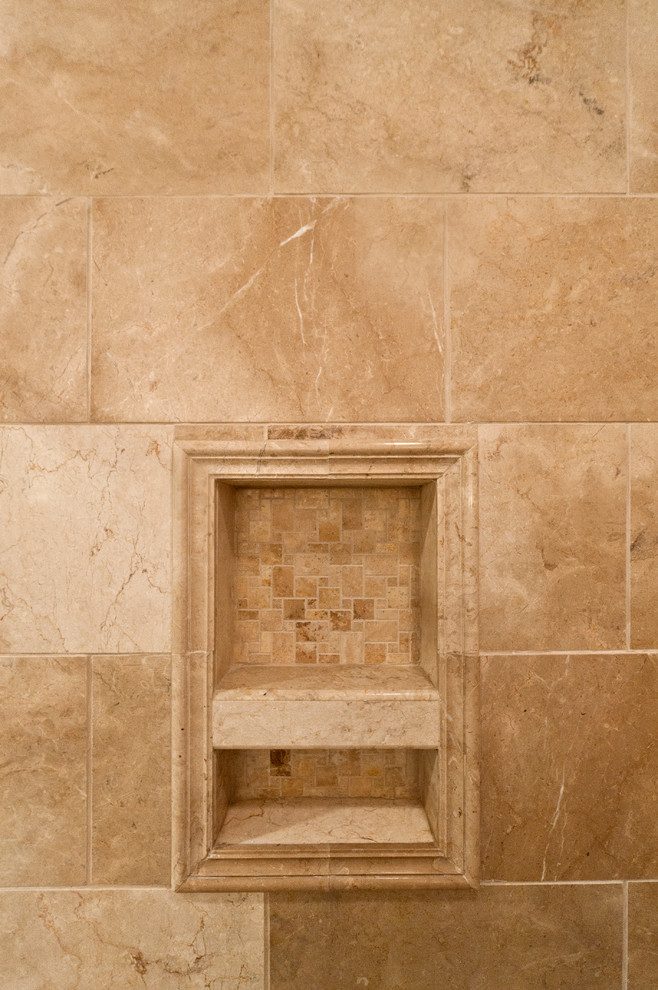 Пример оригинального дизайна: главная ванная комната в классическом стиле с накладной ванной, унитазом-моноблоком, коричневой плиткой, зелеными стенами, раковиной с пьедесталом, коричневым полом и душем с распашными дверями