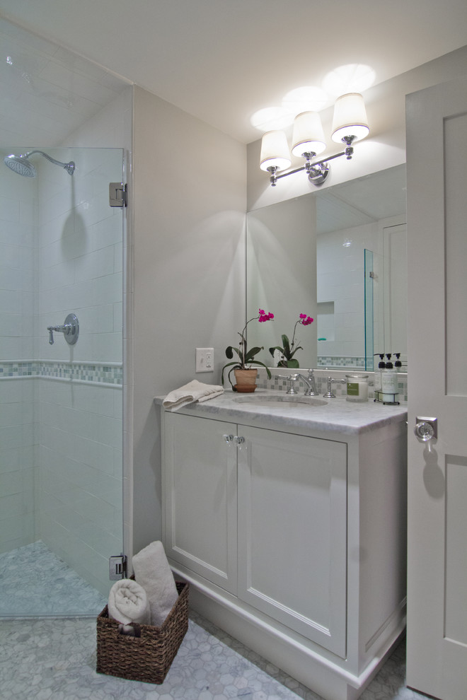 На фото: ванная комната среднего размера в классическом стиле с фасадами в стиле шейкер, душем без бортиков, белой плиткой, каменной плиткой, мраморным полом, душевой кабиной и мраморной столешницей с