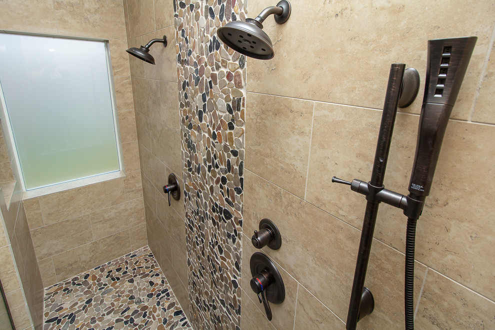 Idéer för stora shabby chic-inspirerade beige en-suite badrum, med luckor med upphöjd panel, vita skåp, en dubbeldusch, en toalettstol med hel cisternkåpa, beige kakel, porslinskakel, beige väggar, klinkergolv i porslin, ett undermonterad handfat, granitbänkskiva, grått golv och dusch med gångjärnsdörr