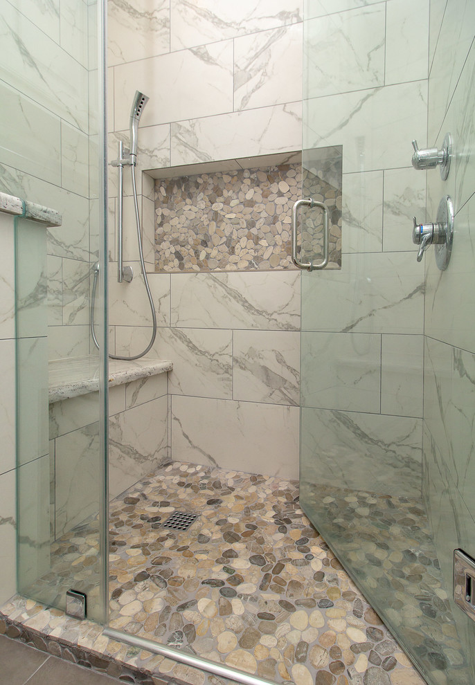 Пример оригинального дизайна: ванная комната среднего размера в стиле шебби-шик с фасадами с выступающей филенкой, белыми фасадами, душем в нише, унитазом-моноблоком, белой плиткой, керамогранитной плиткой, серыми стенами, полом из керамогранита, душевой кабиной, врезной раковиной, столешницей из гранита, серым полом, душем с распашными дверями и серой столешницей