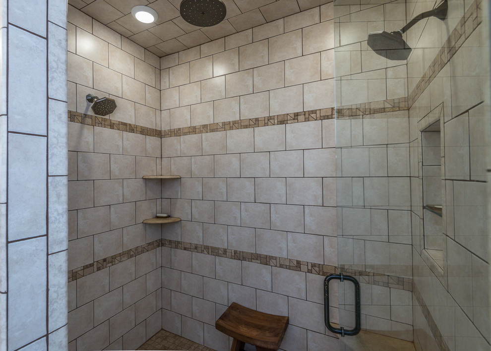 Пример оригинального дизайна: главная ванная комната среднего размера в современном стиле с душем в нише, бежевой плиткой, керамической плиткой и полом из керамической плитки