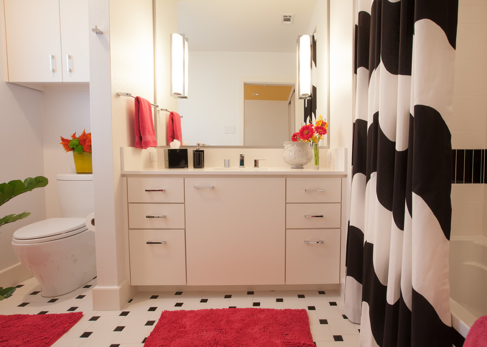 Idee per una stanza da bagno design con lavabo sottopiano, ante lisce, ante bianche, top in quarzo composito, vasca ad alcova, vasca/doccia, WC a due pezzi, piastrelle multicolore e piastrelle in gres porcellanato