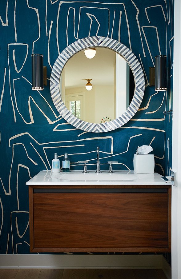Immagine di una grande stanza da bagno con doccia moderna con ante lisce, ante marroni, WC a due pezzi, pareti blu, parquet chiaro, lavabo integrato, top in quarzo composito, pavimento marrone e top bianco