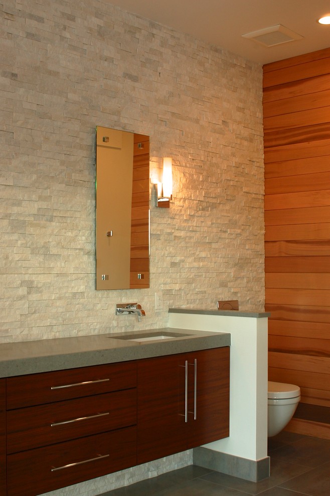 Источник вдохновения для домашнего уюта: главная ванная комната в стиле модернизм с плоскими фасадами, темными деревянными фасадами, столешницей из бетона, белой плиткой, каменной плиткой, инсталляцией, врезной раковиной, белыми стенами и полом из керамической плитки