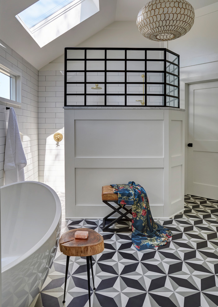 Idéer för ett klassiskt badrum, med ett fristående badkar, en kantlös dusch, vit kakel, vita väggar, flerfärgat golv och med dusch som är öppen