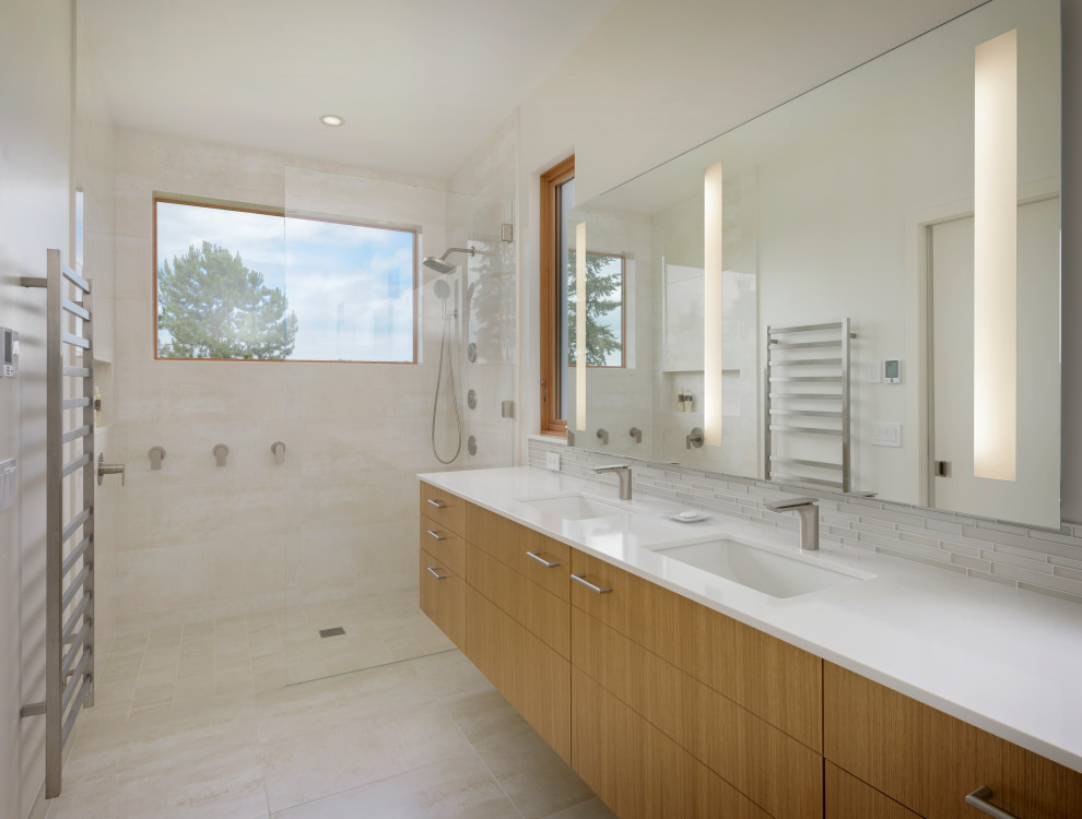 Пример оригинального дизайна: ванная комната в стиле ретро с плоскими фасадами, светлыми деревянными фасадами, душем без бортиков, бежевой плиткой, бежевыми стенами, душевой кабиной, врезной раковиной, бежевым полом, открытым душем, белой столешницей, тумбой под две раковины и подвесной тумбой