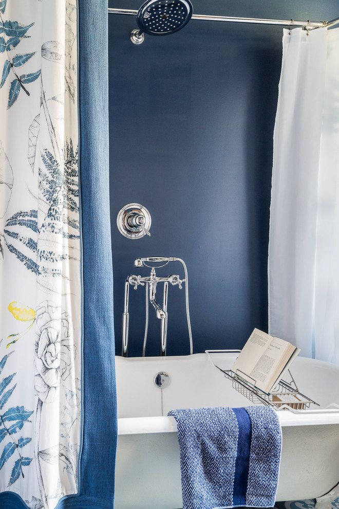 Kleines Klassisches Badezimmer mit dunklen Holzschränken, Löwenfuß-Badewanne, Duschbadewanne, blauer Wandfarbe, Zementfliesen für Boden, Unterbauwaschbecken, buntem Boden und Duschvorhang-Duschabtrennung in Richmond