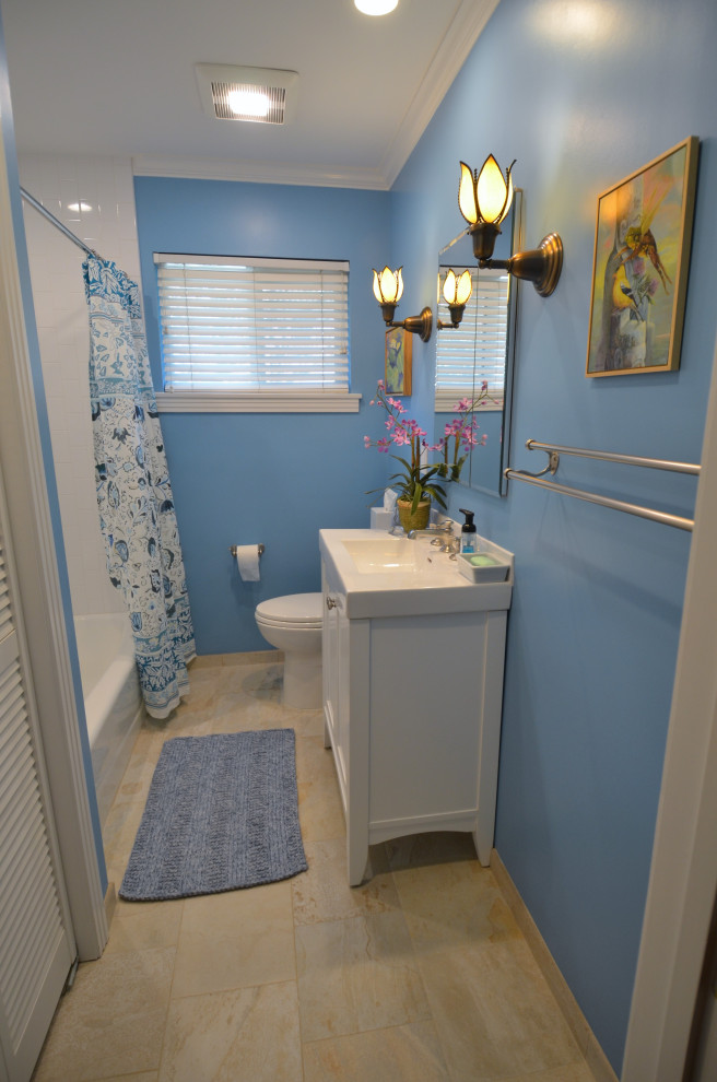 Modernes Badezimmer mit verzierten Schränken, weißen Schränken, weißen Fliesen, Porzellan-Bodenfliesen, beigem Boden und weißer Waschtischplatte in Houston
