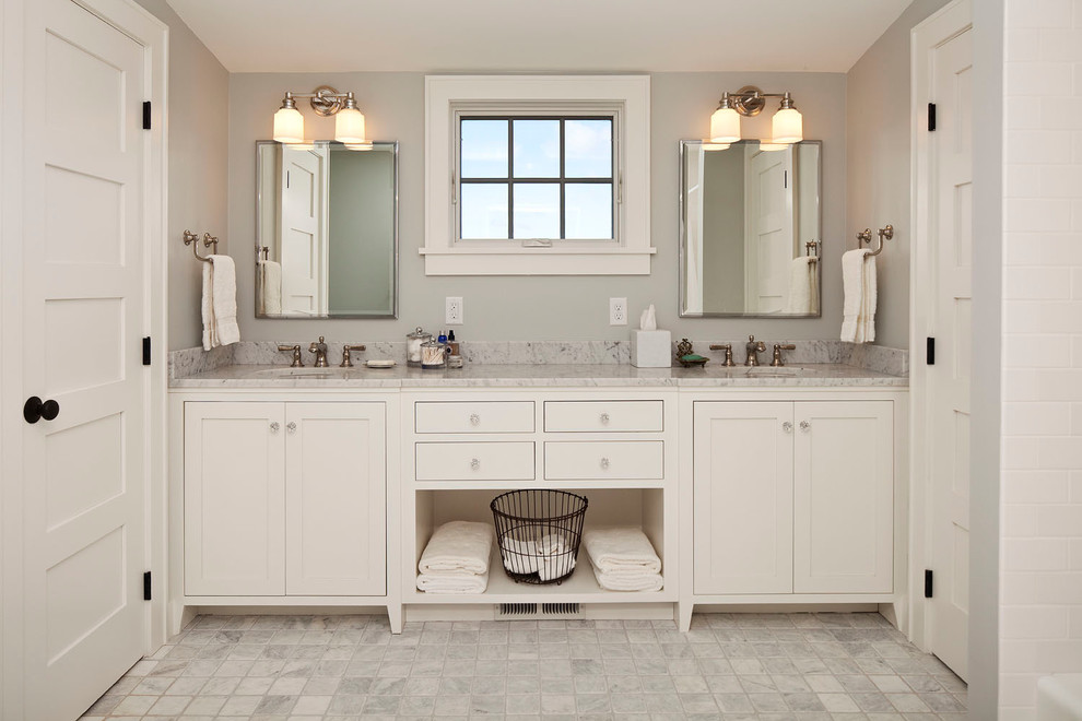 Immagine di una stanza da bagno country con lavabo sottopiano, ante in stile shaker, ante bianche e pareti grigie