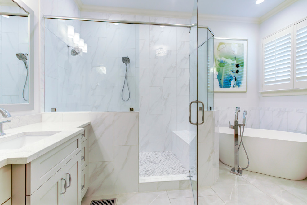 Idéer för ett vit en-suite badrum, med grå skåp, ett fristående badkar, ett undermonterad handfat och bänkskiva i kvarts
