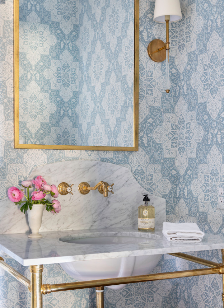 Bild på ett mellanstort vintage vit vitt badrum med dusch, med skåp i mellenmörkt trä, ett fristående badkar, vit kakel, marmorkakel, beige väggar, marmorgolv, ett undermonterad handfat, marmorbänkskiva och vitt golv