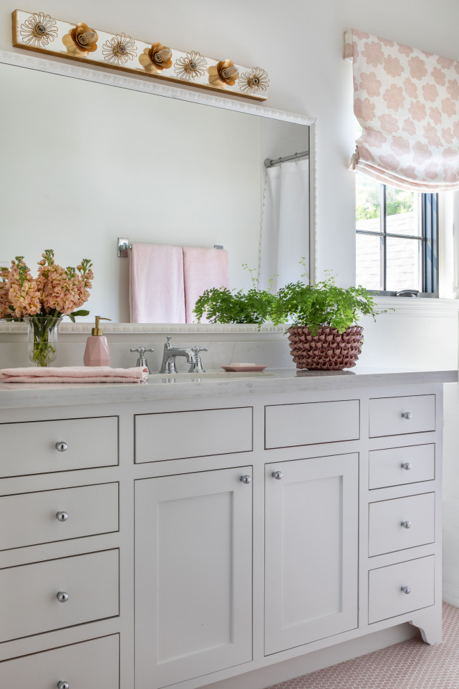 Exempel på ett mellanstort klassiskt vit vitt badrum för barn, med luckor med profilerade fronter, beige skåp, beige väggar, ett undermonterad handfat, bänkskiva i kvarts, rosa golv och klinkergolv i keramik
