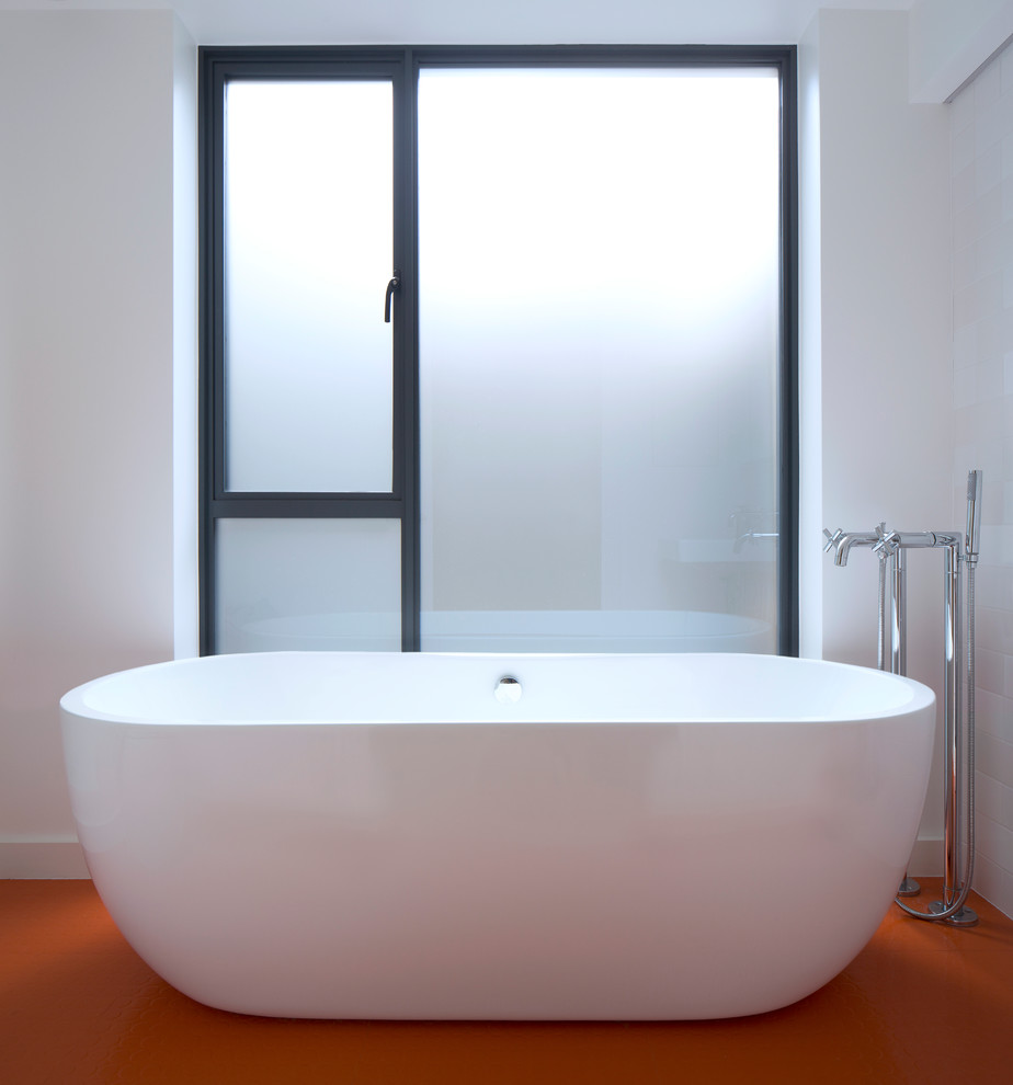 Idee per una stanza da bagno per bambini design di medie dimensioni con vasca freestanding
