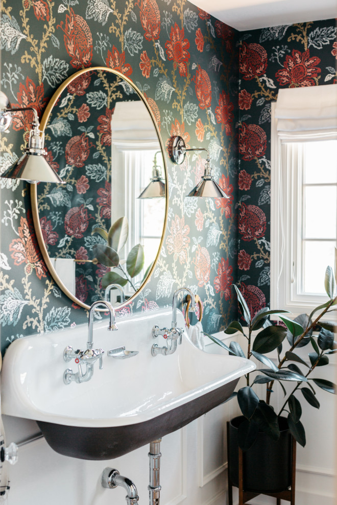 Стильный дизайн: ванная комната в стиле неоклассика (современная классика) с разноцветными стенами и подвесной раковиной - последний тренд