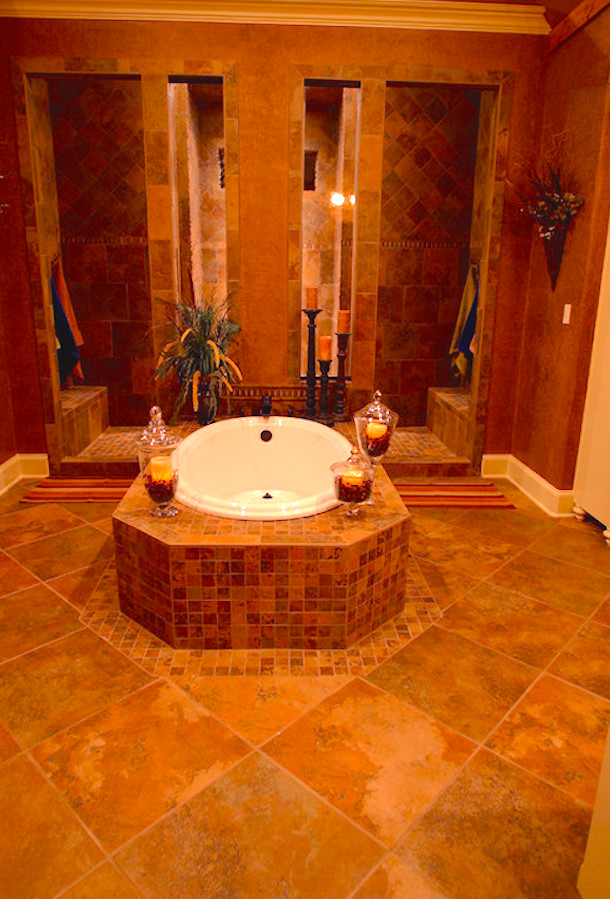 Immagine di una piccola sauna tropicale con lavabo a bacinella, ante con riquadro incassato, ante beige, top piastrellato, vasca freestanding, piastrelle nere, piastrelle in ceramica, pareti gialle e pavimento con piastrelle a mosaico