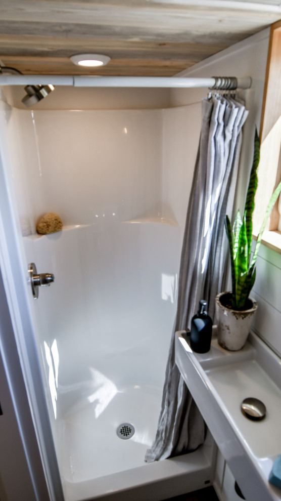Cette photo montre une petite salle d'eau nature avec une douche ouverte, WC à poser, un mur blanc, un sol en linoléum, un lavabo suspendu, un sol marron, une cabine de douche avec un rideau, meuble simple vasque, meuble-lavabo suspendu, un plafond en bois et du lambris de bois.