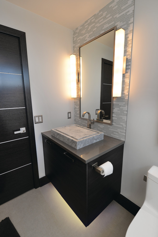 Modernes Badezimmer En Suite mit Aufsatzwaschbecken, flächenbündigen Schrankfronten, dunklen Holzschränken, Quarzwerkstein-Waschtisch, offener Dusche, grauen Fliesen, Steinfliesen, grauer Wandfarbe und Porzellan-Bodenfliesen in Miami