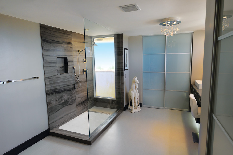 Idee per una stanza da bagno padronale minimalista con doccia aperta, piastrelle grigie, piastrelle in pietra, pareti grigie e pavimento in gres porcellanato