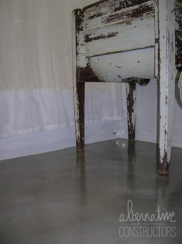 Ejemplo de cuarto de baño industrial con suelo de cemento