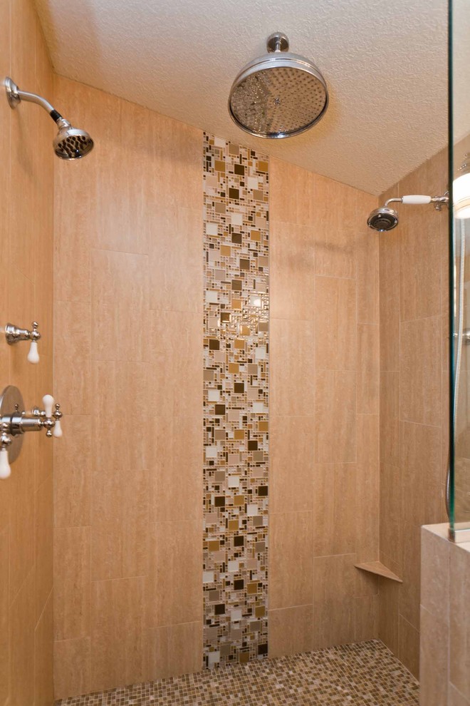 Immagine di una stanza da bagno padronale american style di medie dimensioni con ante lisce, ante arancioni, zona vasca/doccia separata, WC monopezzo, pareti arancioni, lavabo sottopiano, top in granito e porta doccia a battente