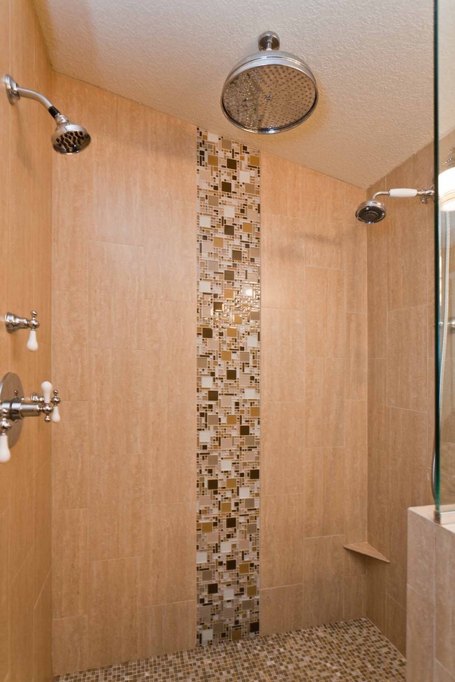 Esempio di una stanza da bagno padronale design di medie dimensioni con doccia alcova e porta doccia a battente
