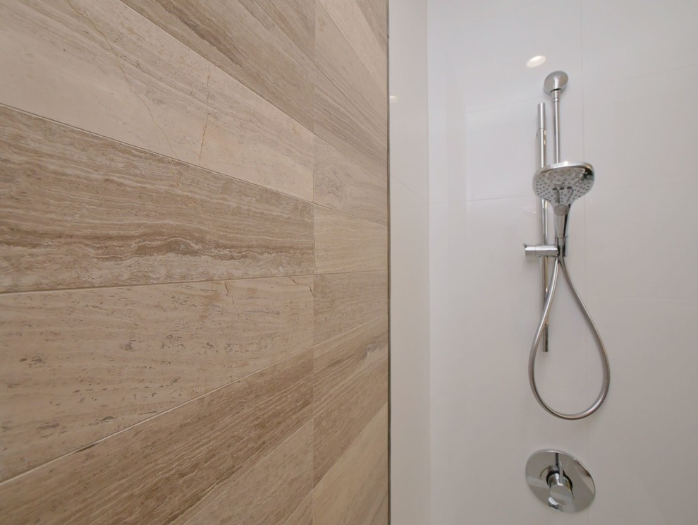 Foto de cuarto de baño principal, vintage, pequeño, con armarios con paneles lisos, puertas de armario de madera oscura, bañera encastrada, combinación de ducha y bañera, sanitario de pared, baldosas y/o azulejos blancas y negros, baldosas y/o azulejos de porcelana, paredes grises, suelo de baldosas de porcelana, lavabo bajoencimera y encimera de cuarzo compacto
