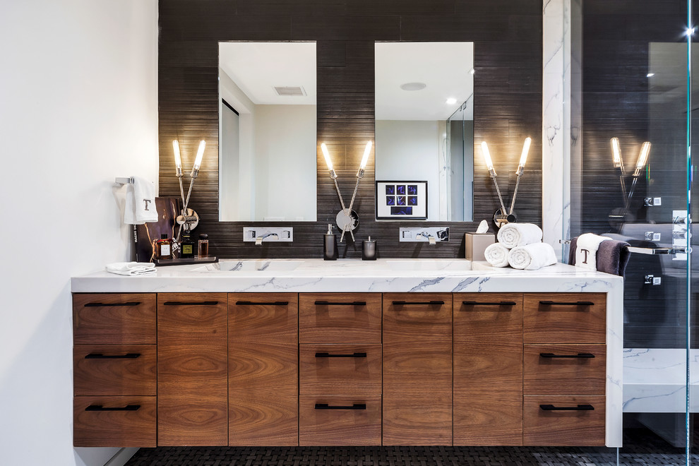 Modernes Badezimmer mit flächenbündigen Schrankfronten, hellbraunen Holzschränken, grauen Fliesen, grauer Wandfarbe, Mosaik-Bodenfliesen, integriertem Waschbecken, grauem Boden und weißer Waschtischplatte in Los Angeles