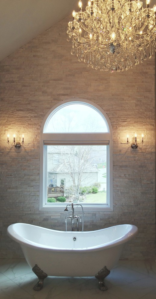 Exemple d'une grande salle de bain principale chic avec un placard à porte shaker, des portes de placard blanches, une baignoire sur pieds, un carrelage gris, un carrelage blanc, un carrelage de pierre, un plan de toilette en marbre, une douche d'angle, un lavabo encastré, un mur gris et un sol en marbre.