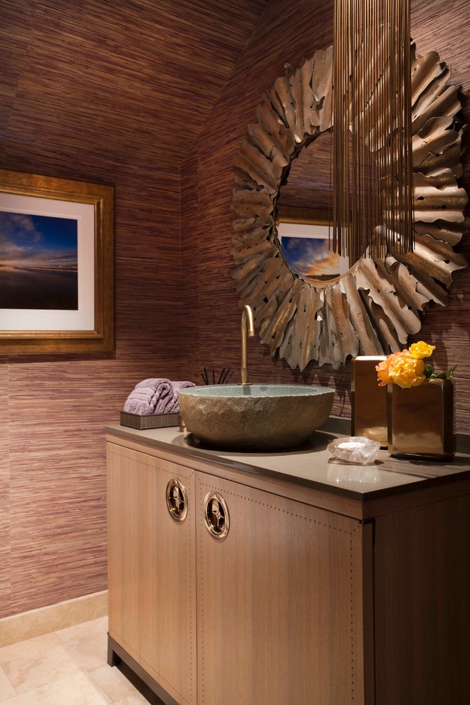 Стильный дизайн: ванная комната в стиле фьюжн с обоями на стенах - последний тренд