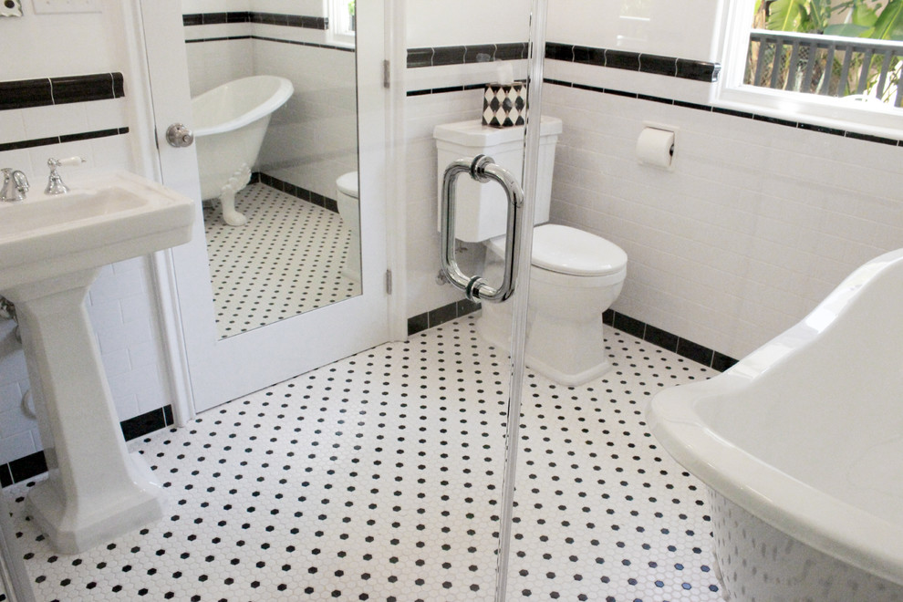 Foto di una stanza da bagno minimalista con lavabo a colonna, vasca con piedi a zampa di leone e piastrelle bianche