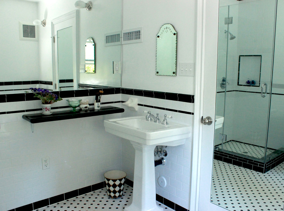 На фото: ванная комната в стиле ретро с раковиной с пьедесталом, ванной на ножках и белой плиткой с