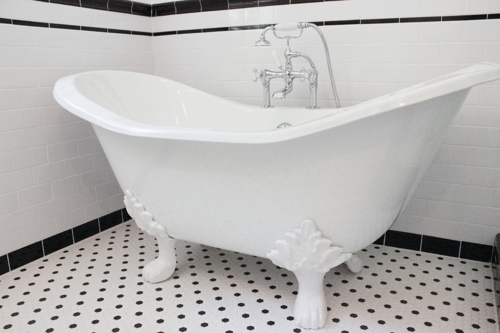 Источник вдохновения для домашнего уюта: ванная комната в стиле ретро с раковиной с пьедесталом, ванной на ножках и белой плиткой