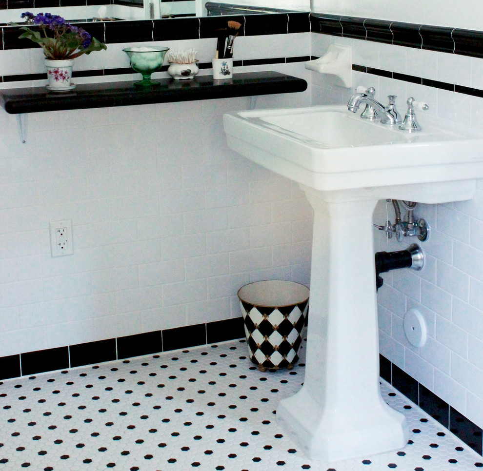ロサンゼルスにあるミッドセンチュリースタイルのおしゃれな浴室 (ペデスタルシンク、猫足バスタブ、白いタイル) の写真