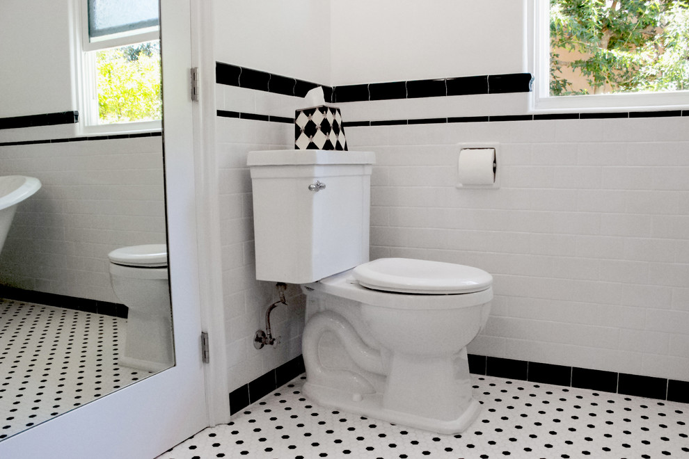 Cette image montre une salle de bain vintage avec un lavabo de ferme et un carrelage blanc.