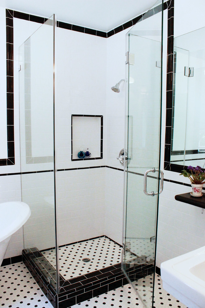 Ispirazione per una stanza da bagno padronale minimalista di medie dimensioni con lavabo a colonna, vasca con piedi a zampa di leone, doccia ad angolo, WC a due pezzi, piastrelle bianche, piastrelle diamantate e pavimento con piastrelle a mosaico