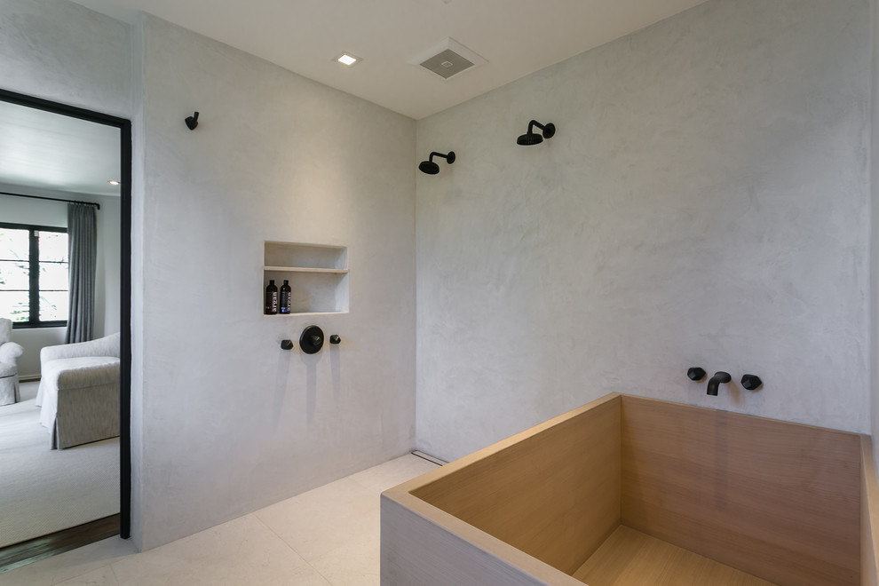 Источник вдохновения для домашнего уюта: ванная комната в средиземноморском стиле с японской ванной, двойным душем, бежевой плиткой, полом из известняка, подвесной раковиной, столешницей из гранита, бежевым полом и открытым душем