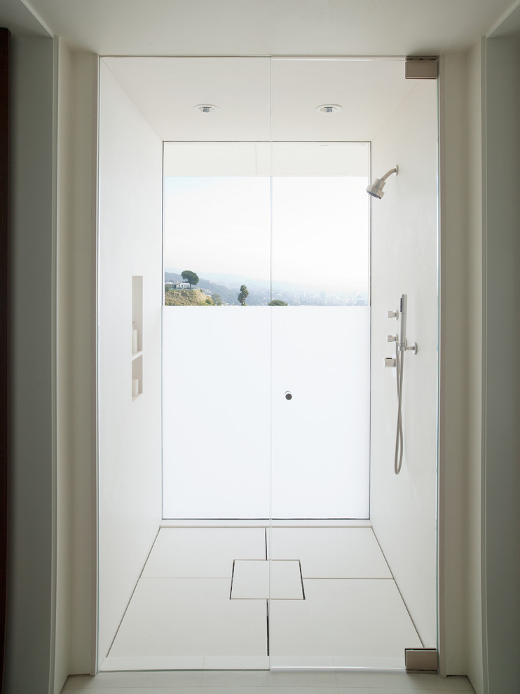 На фото: ванная комната в современном стиле с душем в нише и окном с