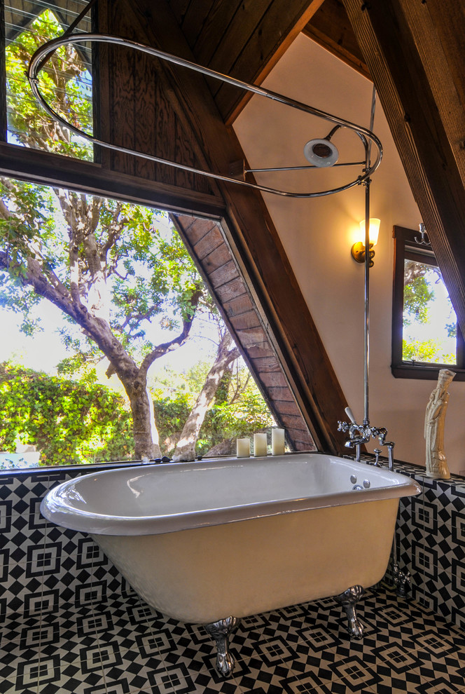 Foto de cuarto de baño azulejo de dos tonos rural con bañera con patas, paredes beige y ducha con cortina