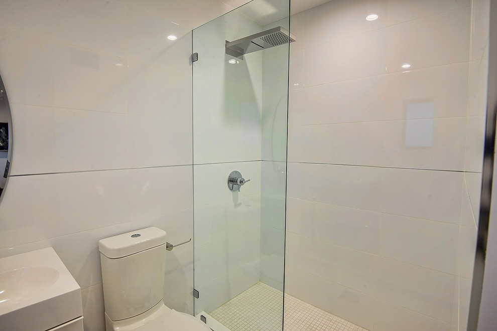 Идея дизайна: ванная комната среднего размера в современном стиле с белой плиткой, керамогранитной плиткой и душевой кабиной